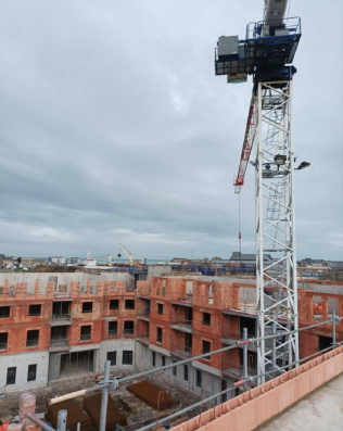 Grue à tour sur un chantier de construction pour des aménagements extérieurs