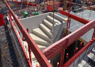 Escalier en béton en cours de construction